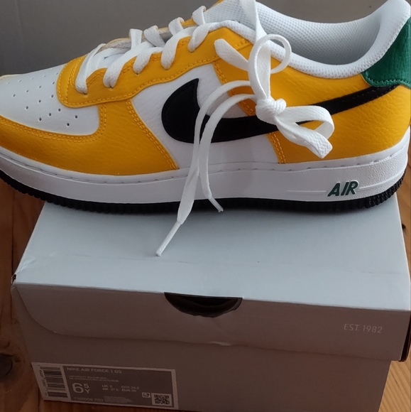 New in box Nike air Force gs sz y University gold/ black
